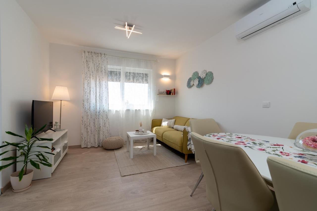 Ferienwohnung Apartman Lotos Trogir Exterior foto